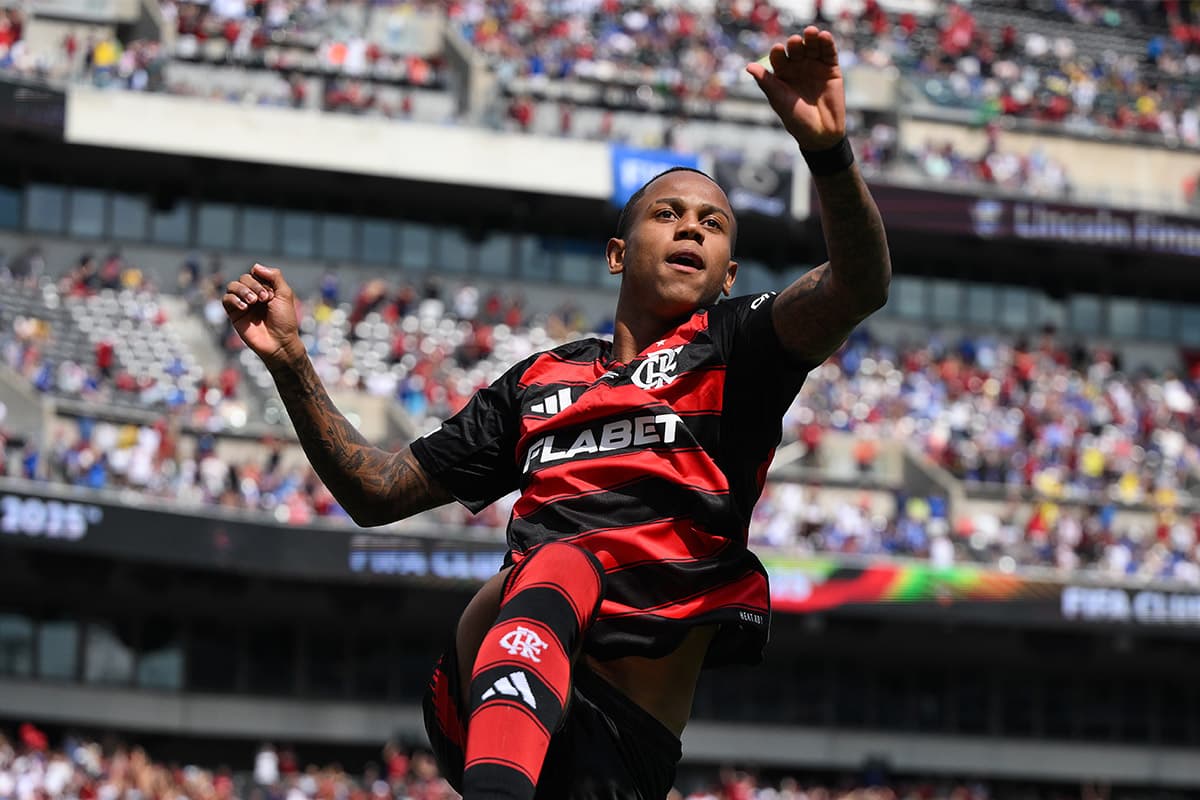 Wallace Yan #64 do CR Flamengo comemora o terceiro gol de sua equipe durante a partida do Grupo D da Copa do Mundo de Clubes da FIFA 2025 entre CR Flamengo e Chelsea FC no Lincoln Financial Field em 20 de junho de 2025, na Filadélfia, Pensilvânia