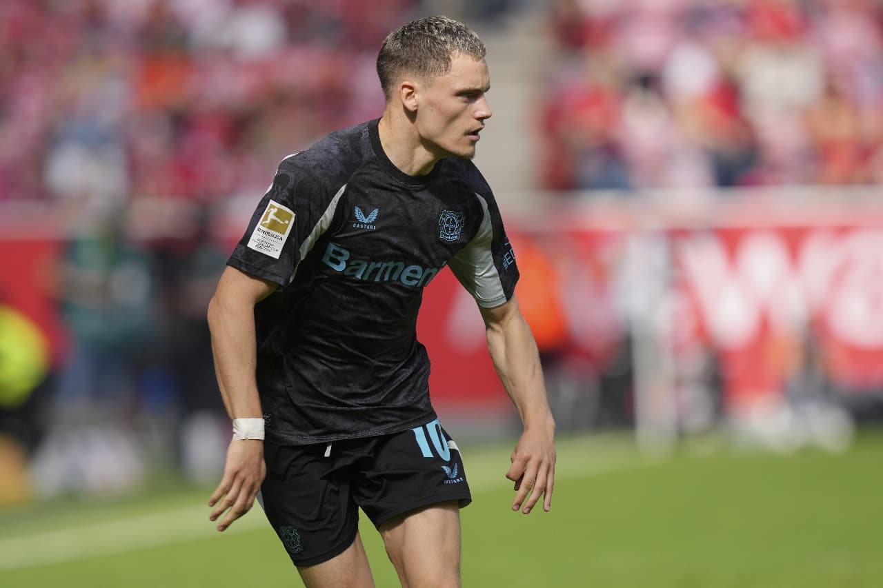 Florian Wirtz, do Bayer 04 Leverkusen, corre durante a partida da Bundesliga entre 1. FSV Mainz 05 e Bayer 04 Leverkusen na MEWA Arena em 17 de maio de 2025 em Mainz, Alemanha.