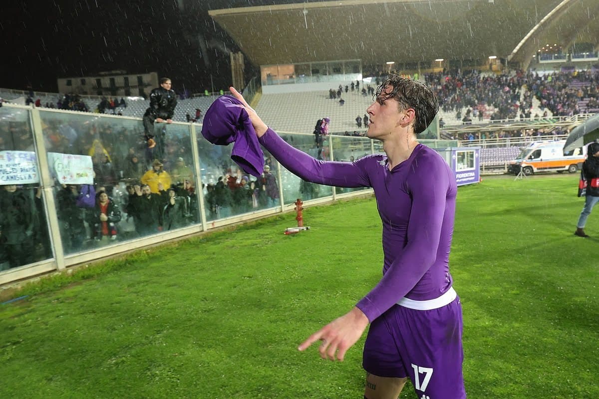 Zaniolo fala com torcedores durante passagem pela Fiorentina