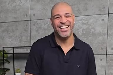 Adriano Imperador sorri durante brincadeira na internet