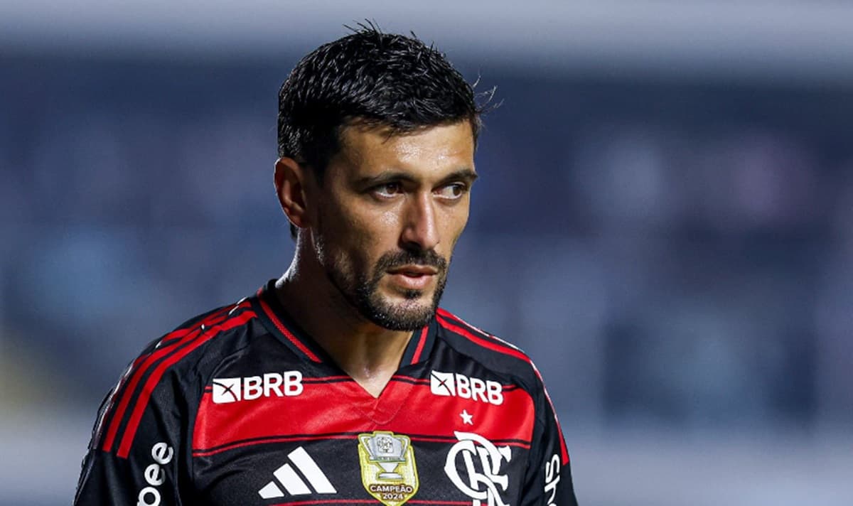 arrascaeta em jogo do flamengo contra o santos