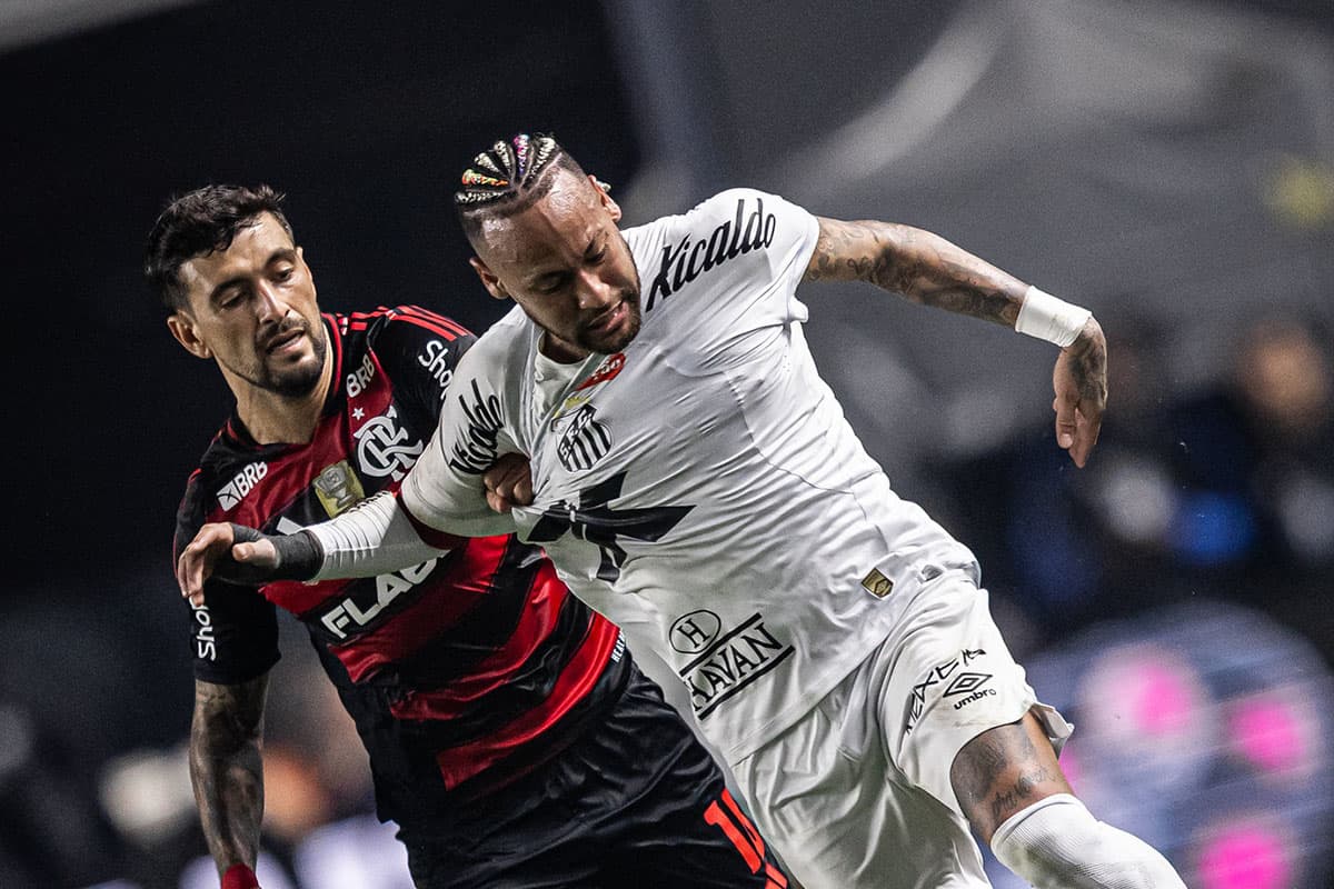 Arrascaeta disputando com Neymar durante Flamengo x Santos