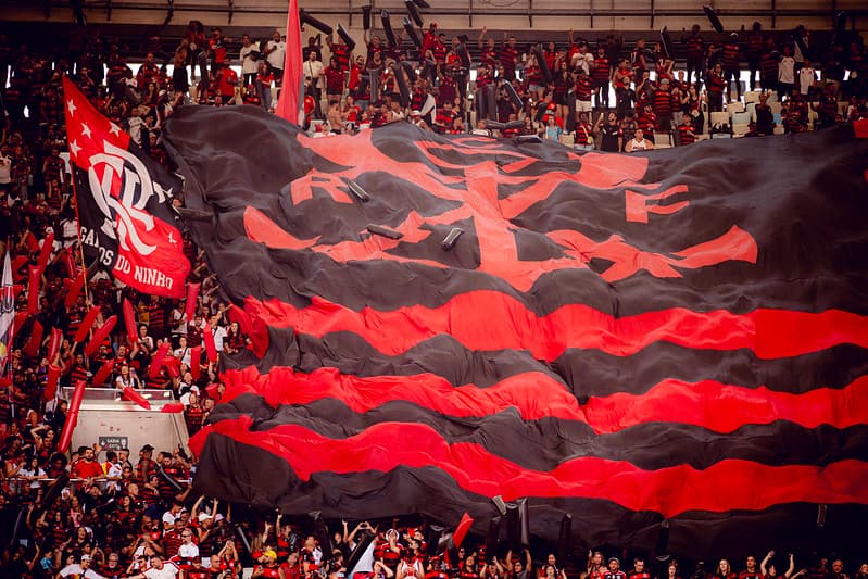 Torcida do Flamengo abre bandeirão na arquibancada do Maracanã
