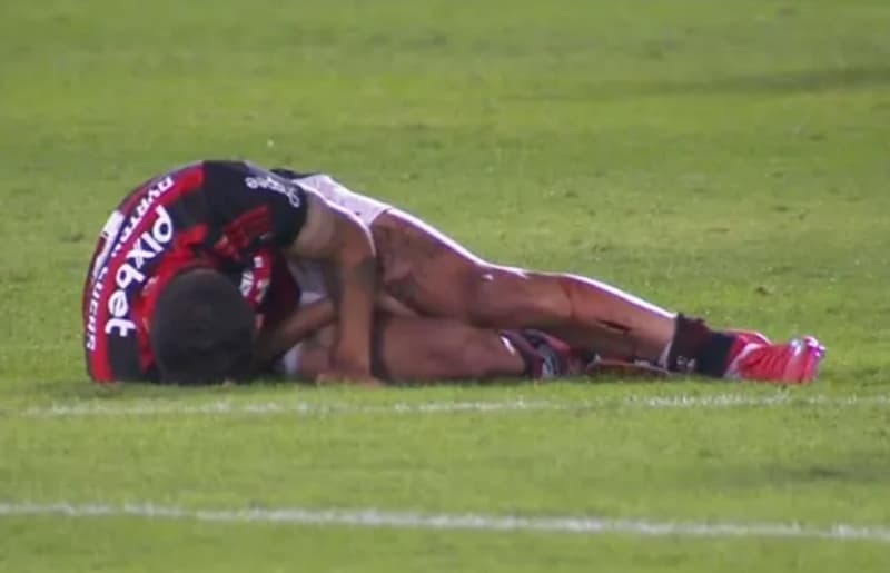 Ayrton Lucas estirado no campo após corte na canela em Flamengo x São Paulo pelo Brasileirão 2025