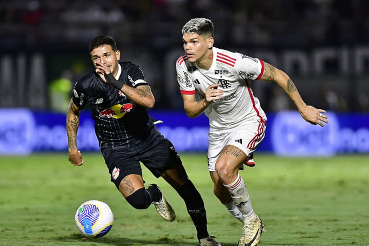 Ayrton Lucas durante Red Bull Bragantino x Flamengo em 2024