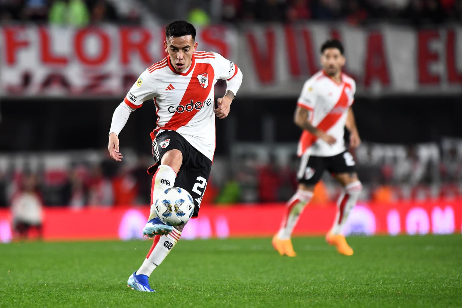 Esequiel Barco, do River Plate, conduz a bola durante uma partida da Liga Profesional 2024 entre River Plate e Tigre no Estadio Más Monumental Antonio Vespucio Liberti em 2 de junho de 2024 em Buenos Aires, Argentina.