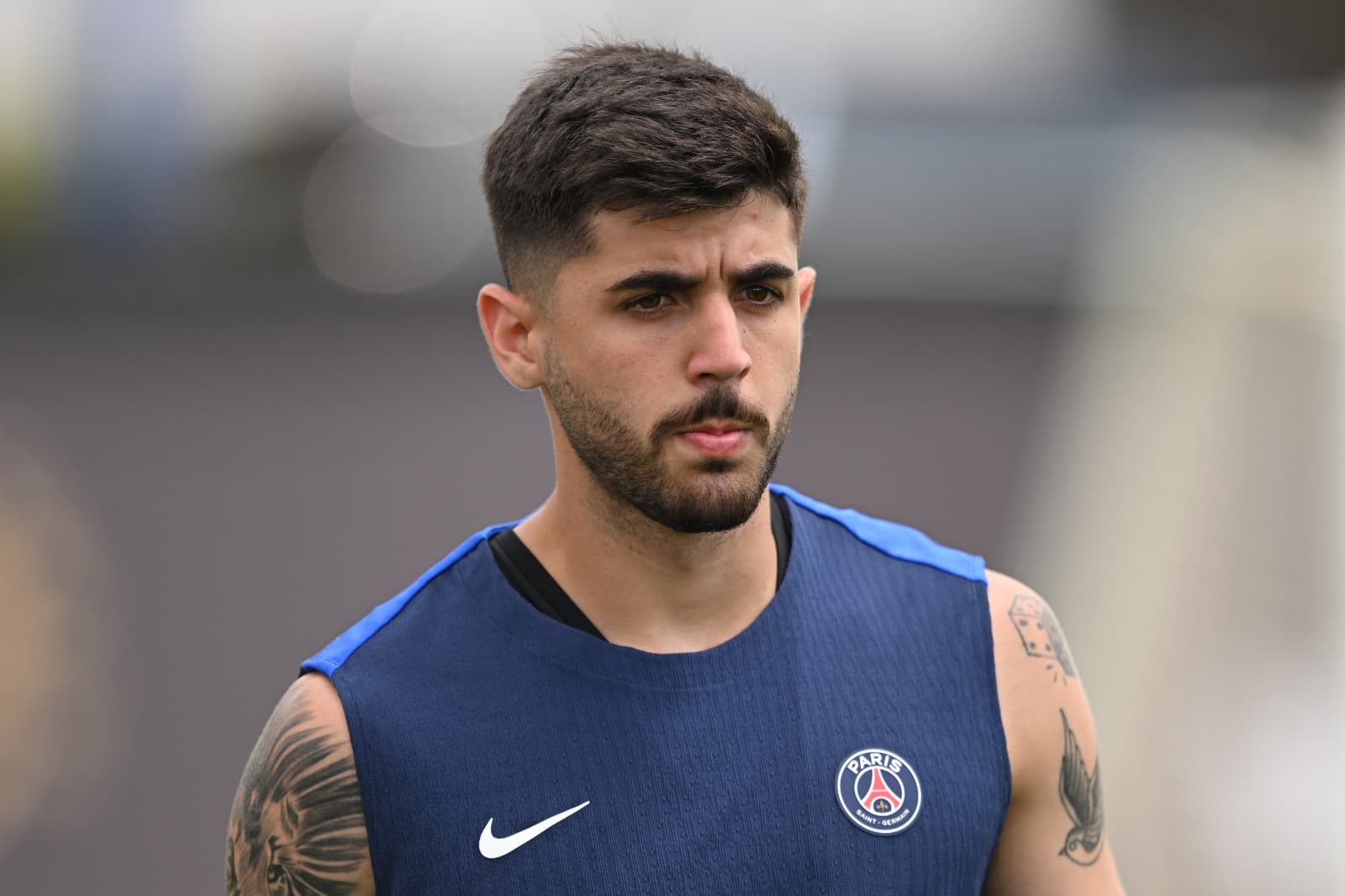 Lucas Beraldo #4 do Paris Saint-Germain observa durante uma sessão de treinamento do Paris Saint-Germain antes da final da Copa do Mundo de Clubes da FIFA 2025 entre Chelsea FC e Paris Saint-Germain na Universidade Rutgers em 11 de julho de 2025 em Piscat