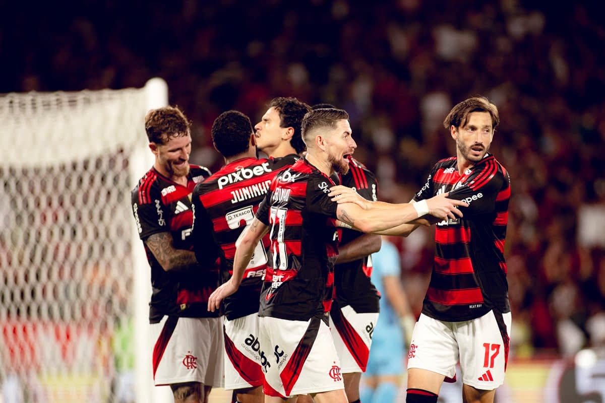 Jogadores do Flamengo comemoram gol sobre o Fluminense no Brasileirão