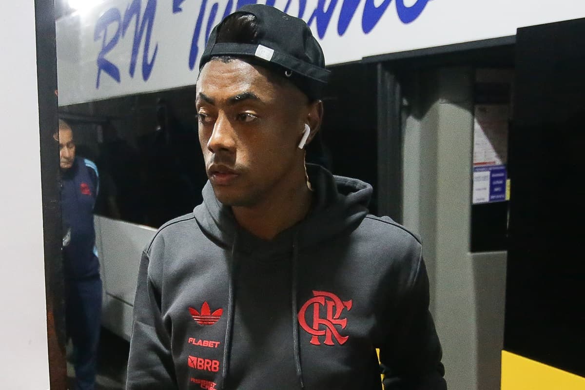 Bruno Henrique desembarca do ônibus antes de Santos x Flamengo