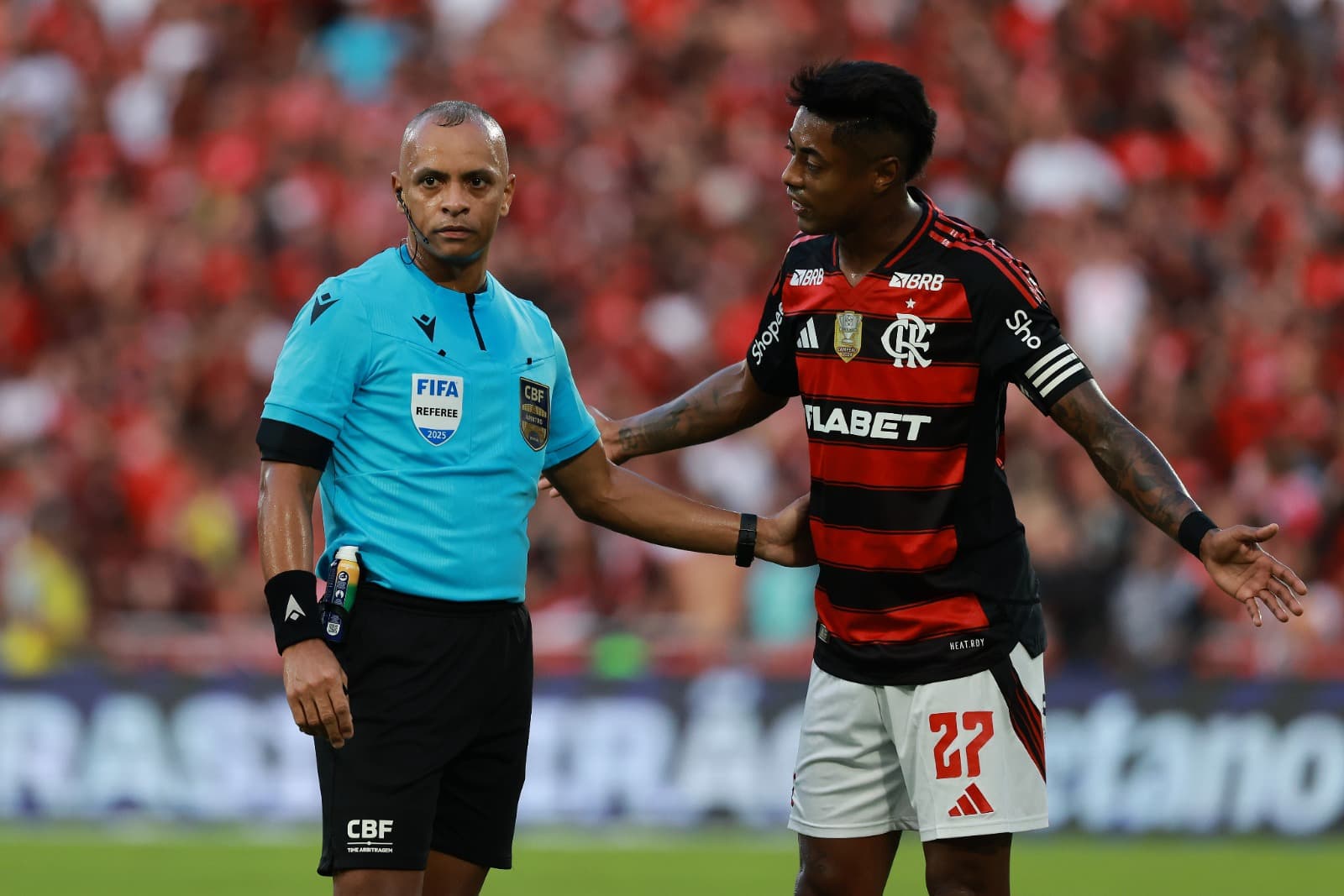 Bruno Henrique, do Flamengo, conversa com o árbitro Wilton Sampaio durante a partida entre Flamengo e São Paulo pelo Brasileirão 2025, no Estádio do Maracanã, em 12 de julho de 2025, no Rio de Janeiro, Brasil.