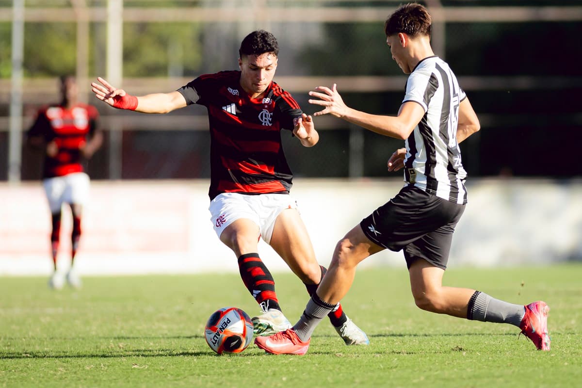 Jogadores de Flamengo e Botafogo disputam bola em final do Carioca Sub-17