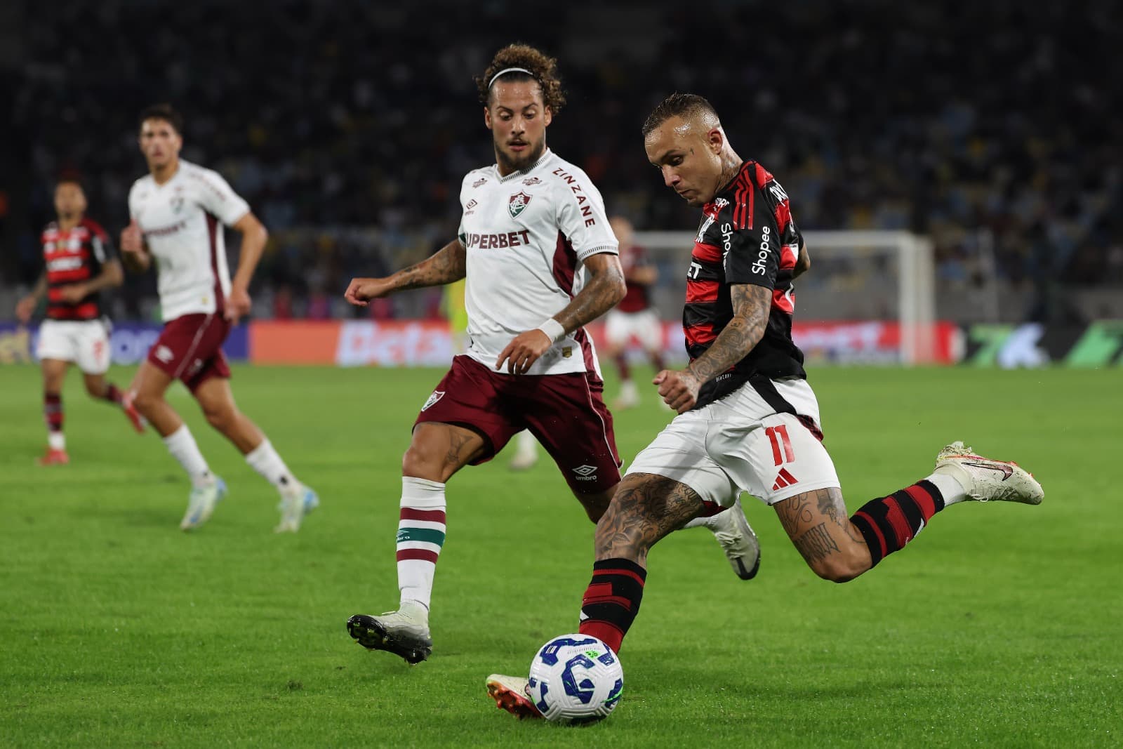 Everton Cebolinha, do Flamengo, disputa a bola com Guga, do Fluminense, durante a partida entre Flamengo e Fluminense no Brasileirão 2025, no Estádio do Maracanã, em 20 de julho de 2025, no Rio de Janeiro, Brasil.