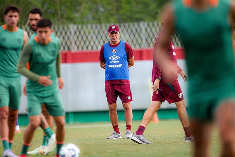 Renato Gaúcho observa jogadores em treino do Fluminense