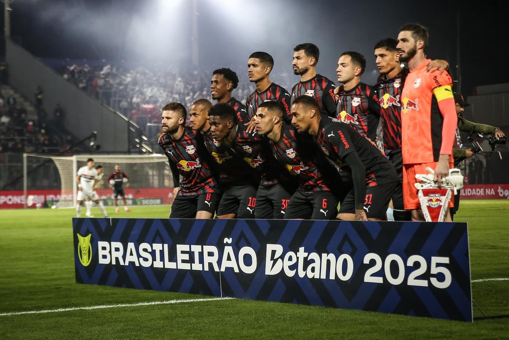 Time do Red Bull Bragantino perfilado para foto oficial antes do jogo
