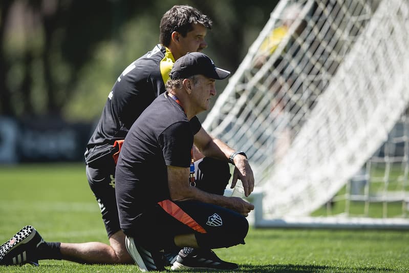 Cuca observa treinamento do Atlético-MG
