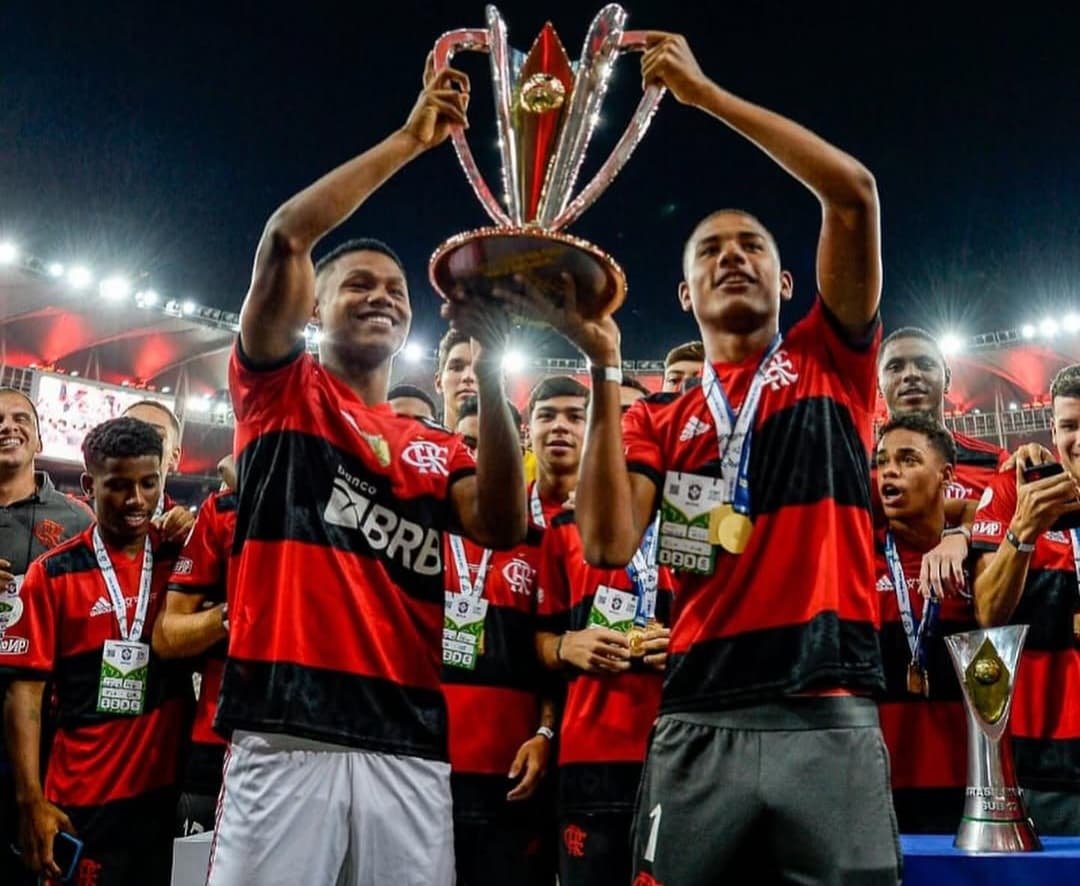 Darlan com taça da Supercopa no Maracanã