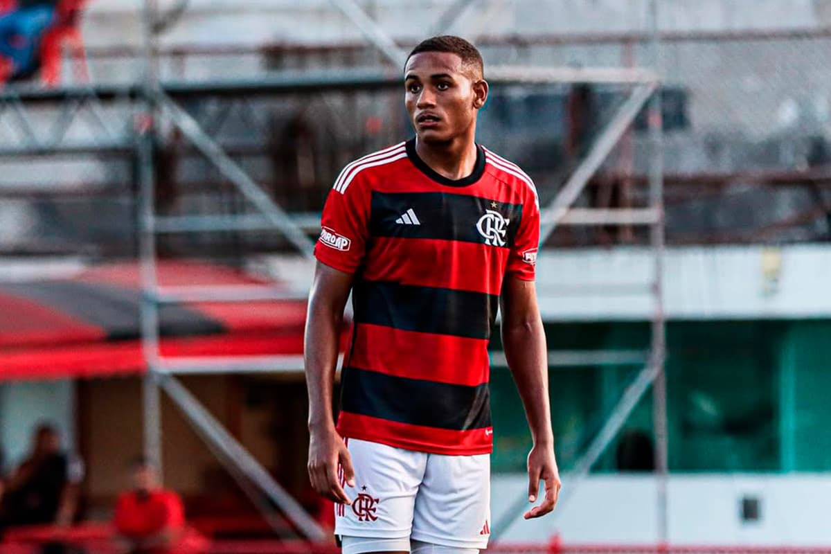 Darlan, ex-Flamengo, atuando pelo Rubro-Negro em 2023