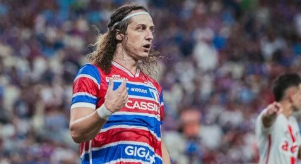 david luiz ex-flamengo em ação pelo fortaleza