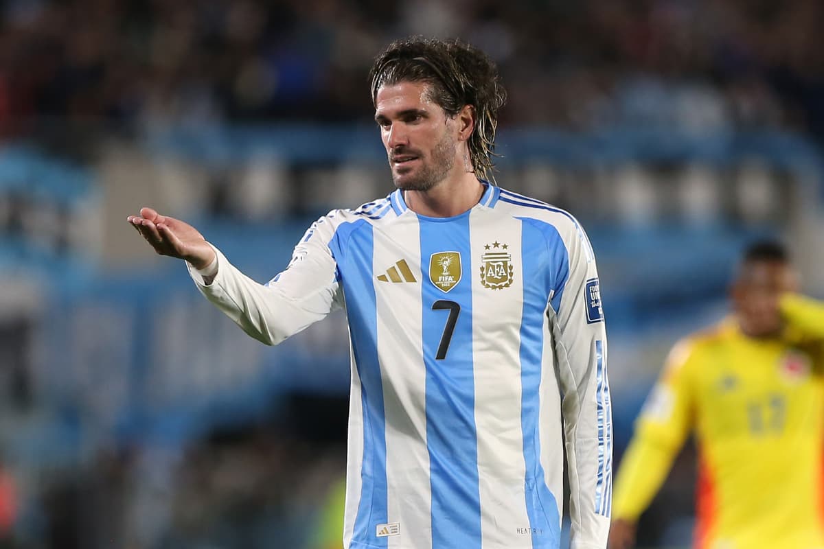 Rodrigo De Paul, da Argentina, reage durante a partida de Qualificação Sul-Americana para a Copa do Mundo da FIFA 2026 entre Argentina e Colômbia no Estádio Más Monumental Antonio Vespucio Liberti, em 10 de junho de 2025, em Buenos Aires, Argentina.