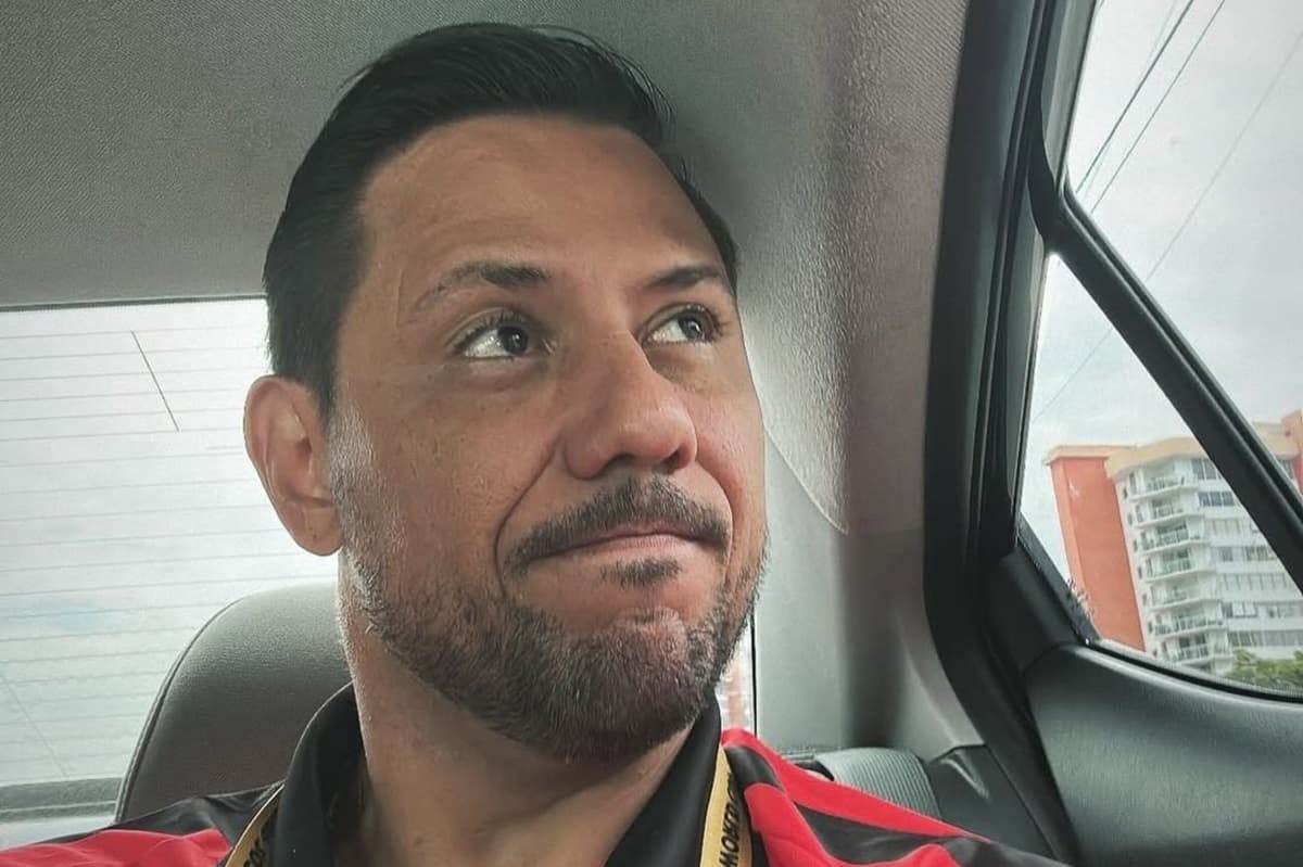 Diego Alves olha pela janela de carro em momento de saída dos EUA