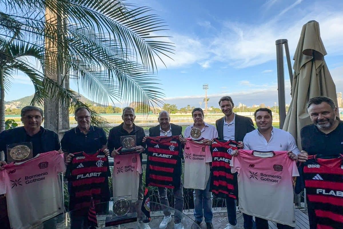 Dirigentes de Flamengo e Bayer Leverkusen posam para foto em reunião no Rio de Janeiro