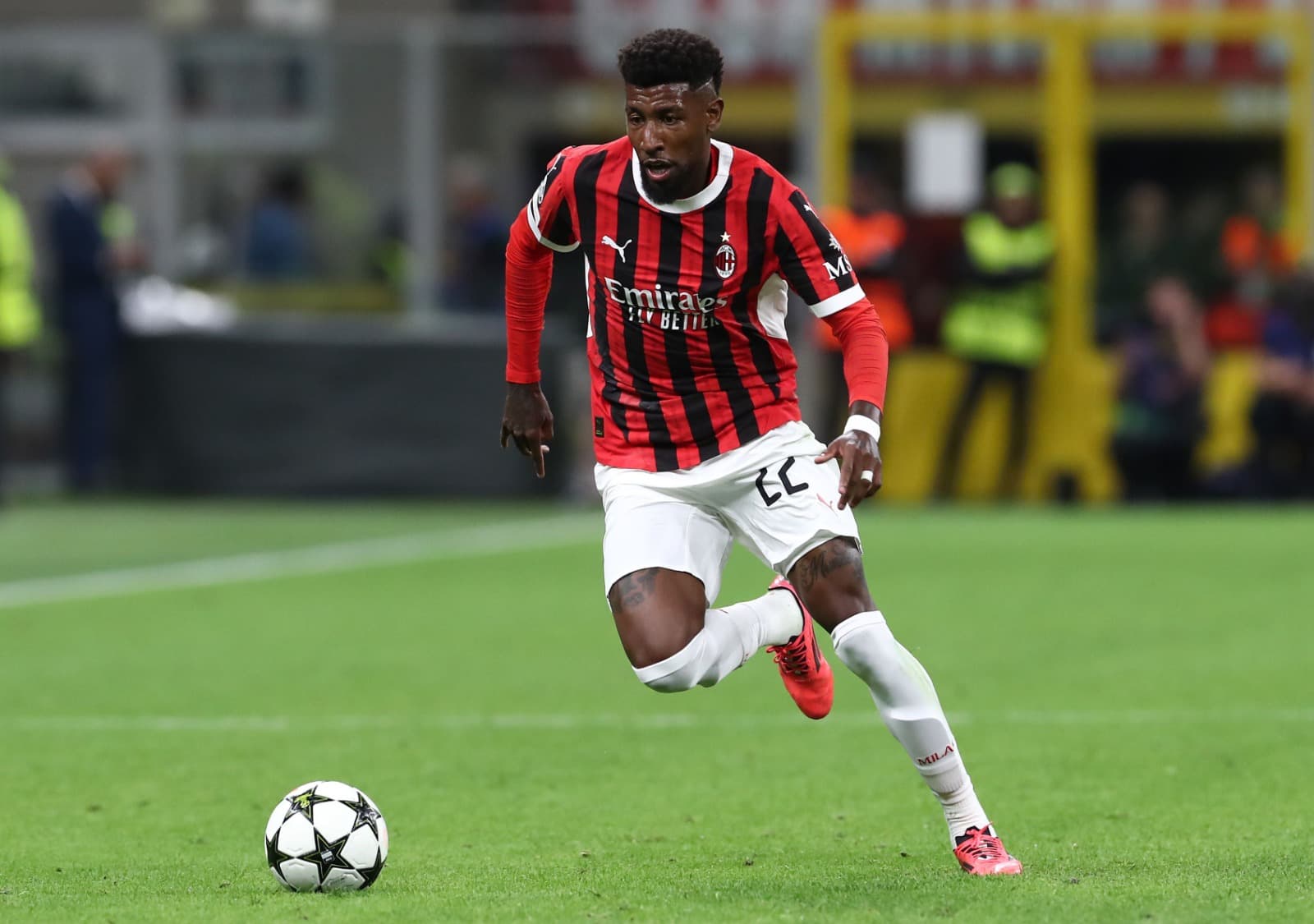 Emerson Royal, do AC Milan, em ação durante a partida da Fase MD1 da Liga dos Campeões da UEFA 2024/25 entre AC Milan e Liverpool FC no Stadio San Siro em 17 de setembro de 2024 em Milão, Itália.
