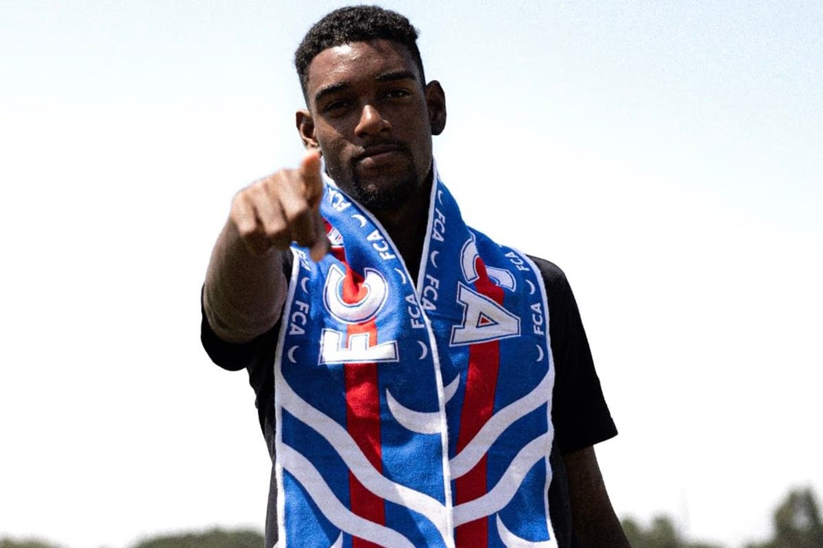 Felipe Lima aponta para a câmera em foto de apresentação ao Alverca