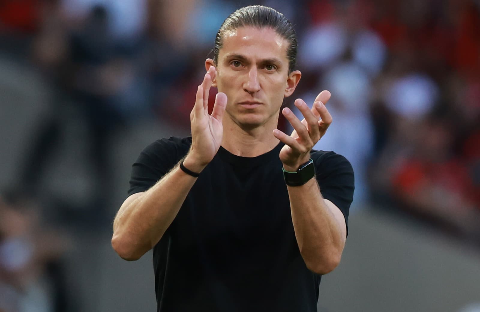 Filipe Luís aplaude jogada em Flamengo x São Paulo