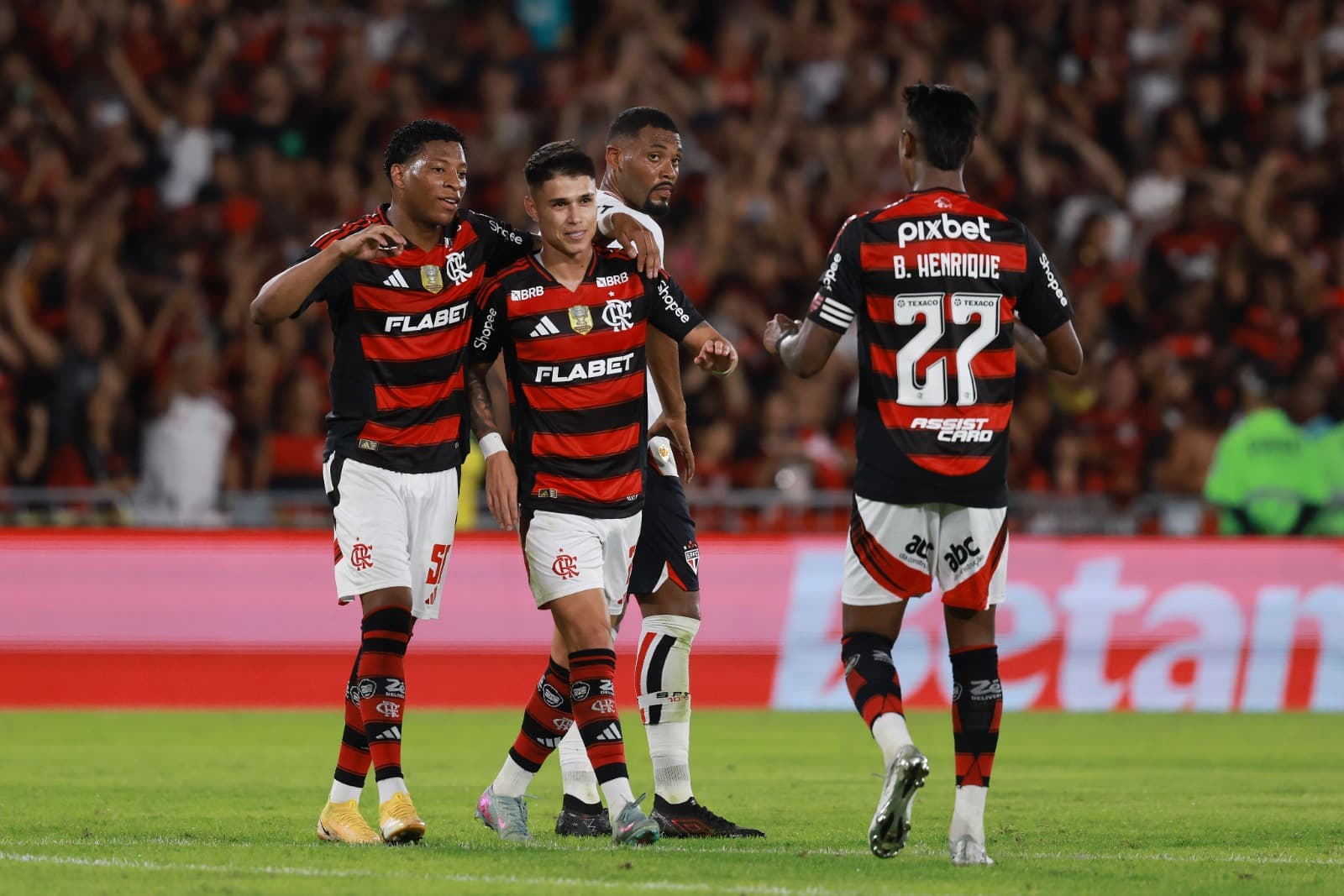 Luiz Araújo, do Flamengo, comemora após marcar o primeiro gol do time com os companheiros Bruno Henrique e Gonzalo Plata durante a partida entre Flamengo e São Paulo pelo Brasileirão 2025, no Estádio do Maracanã, em 12 de julho de 2025, no Rio de Janeiro,