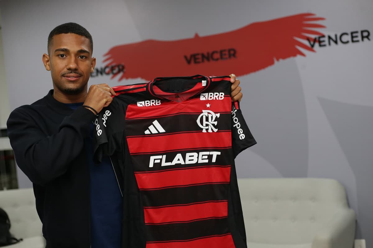 Samuel Lino posa com camisa do Flamengo em apresentação