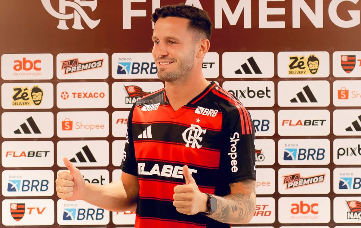 Saúl posa para fotos na apresentação ao Flamengo
