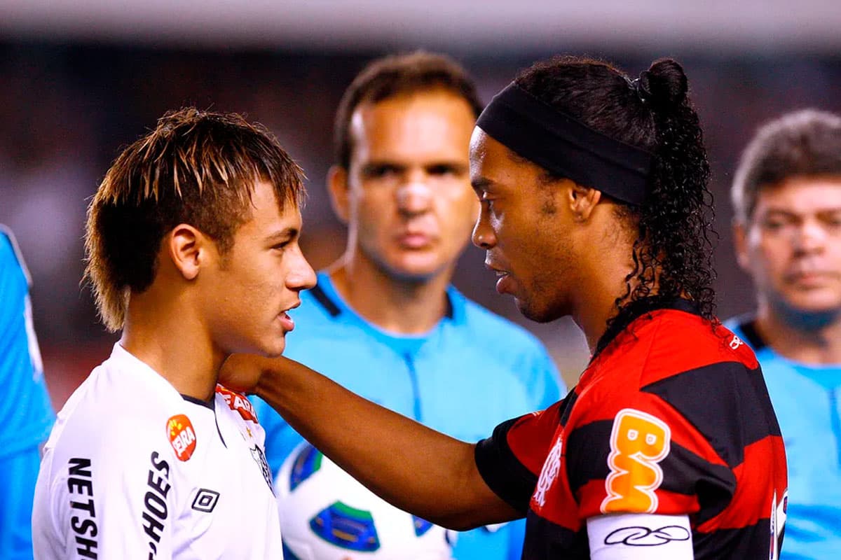 Neymar e Ronaldinho em duelo válido pelo Campeonato Brasileiro de 2011