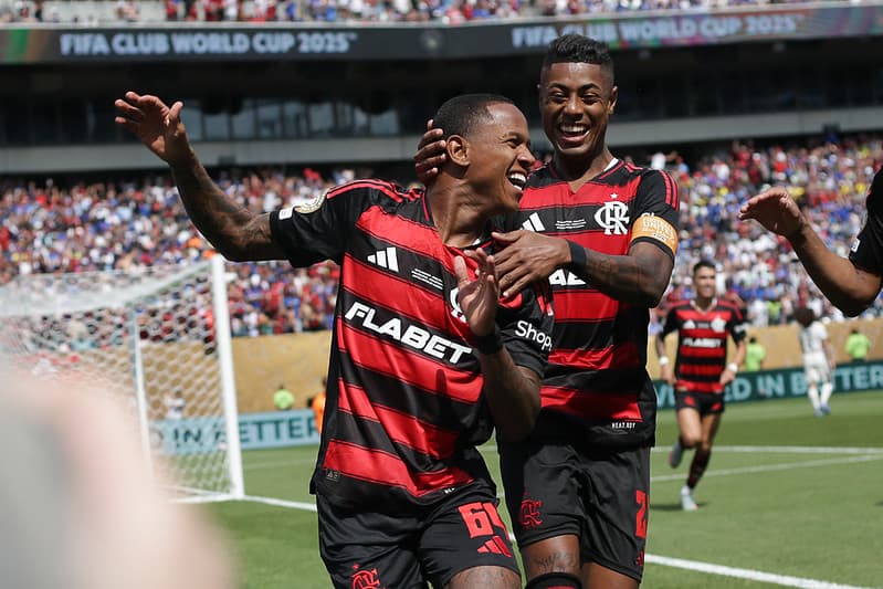 Wallace Yan e Bruno Henrique comemoram gol do Flamengo sobre o Chelsea na Copa do Mundo de Clubes