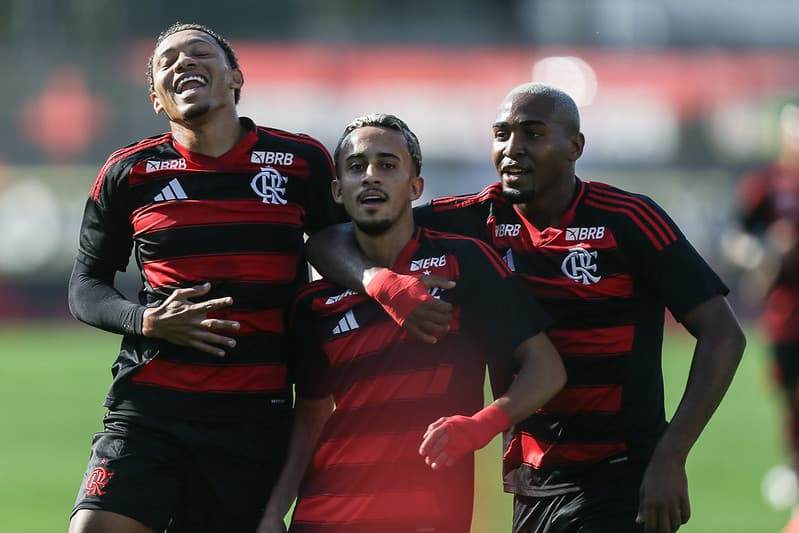 Daniel Sales, Matheus Gonçalves e Lorran comemoram gol sobre o Bayer Leverkusen