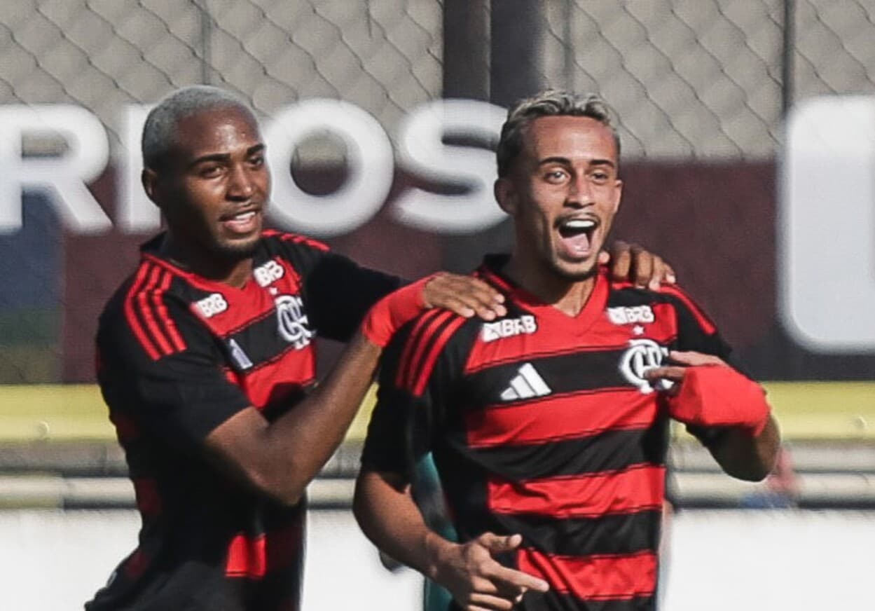 Lorran e Matheus Gonçalves comemoram gol sobre o Bayer Leverkusen