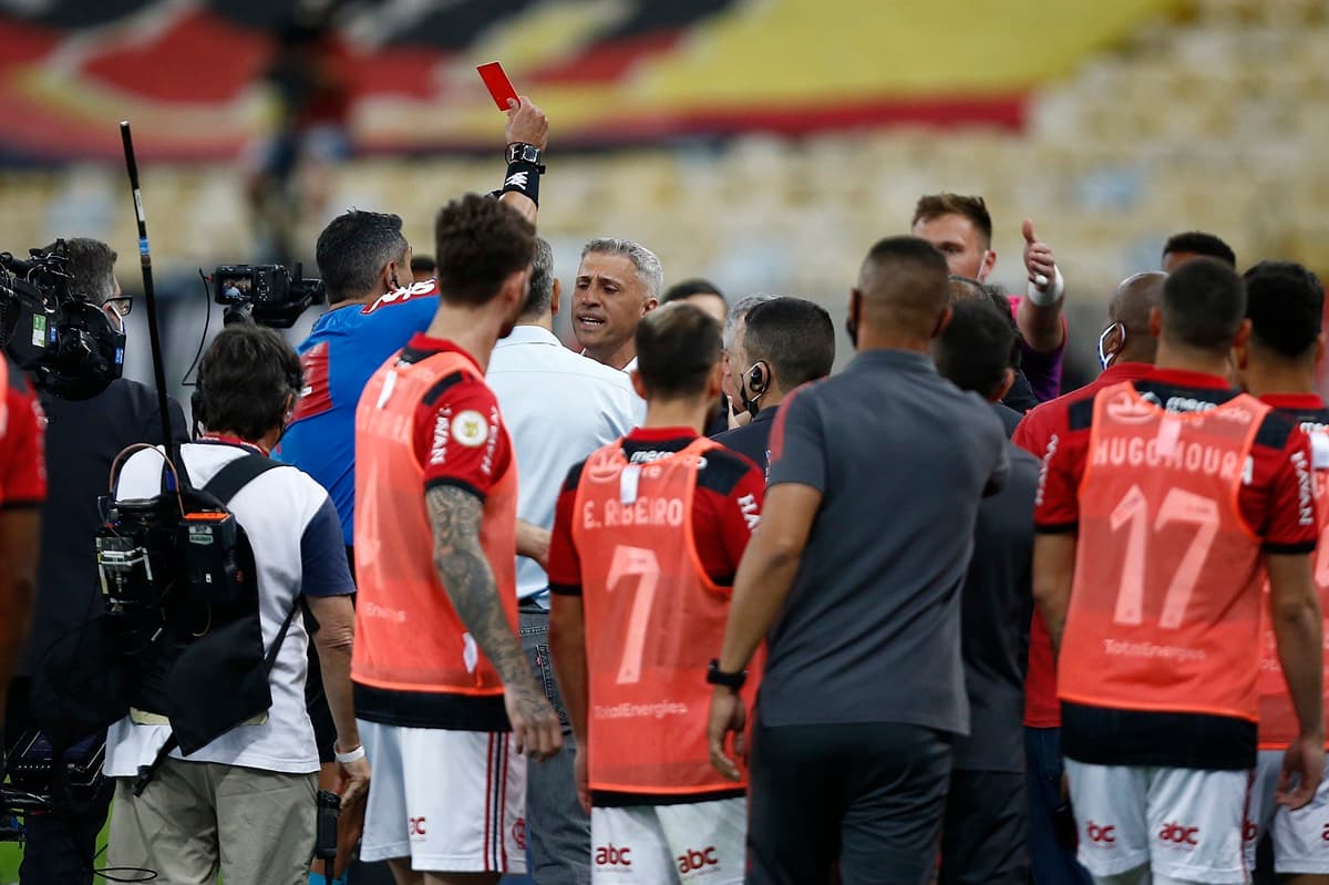Crespo é expulso em duelo contra o Flamengo, em 2021