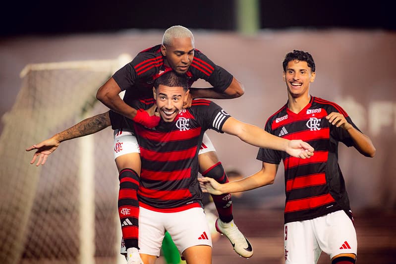 Iago, Lorran e Pedro Leão celebram gol do Flamengo