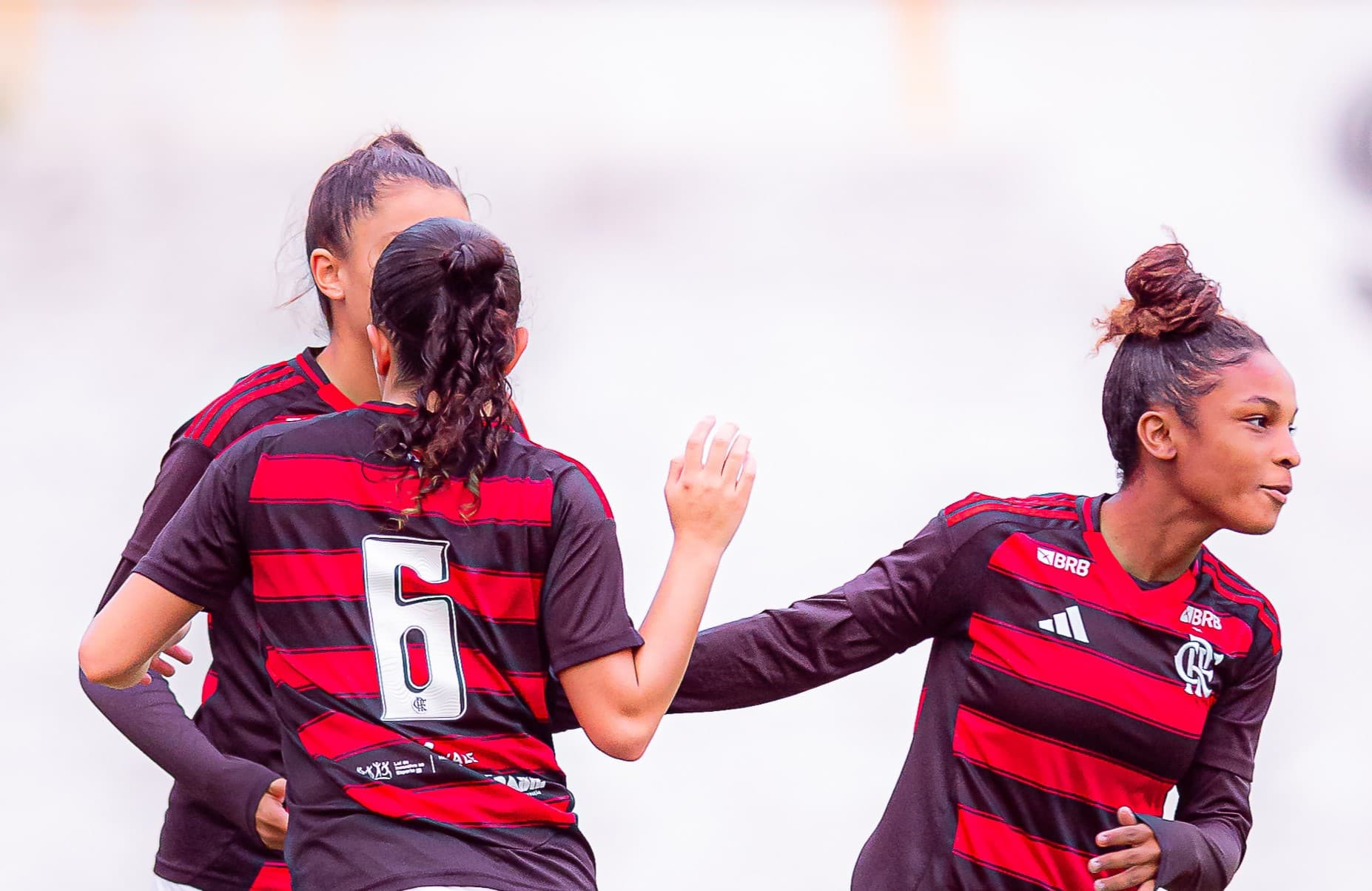 Jogadoras do Flamengo comemoram gol no Brasileirão Feminino Sub-20