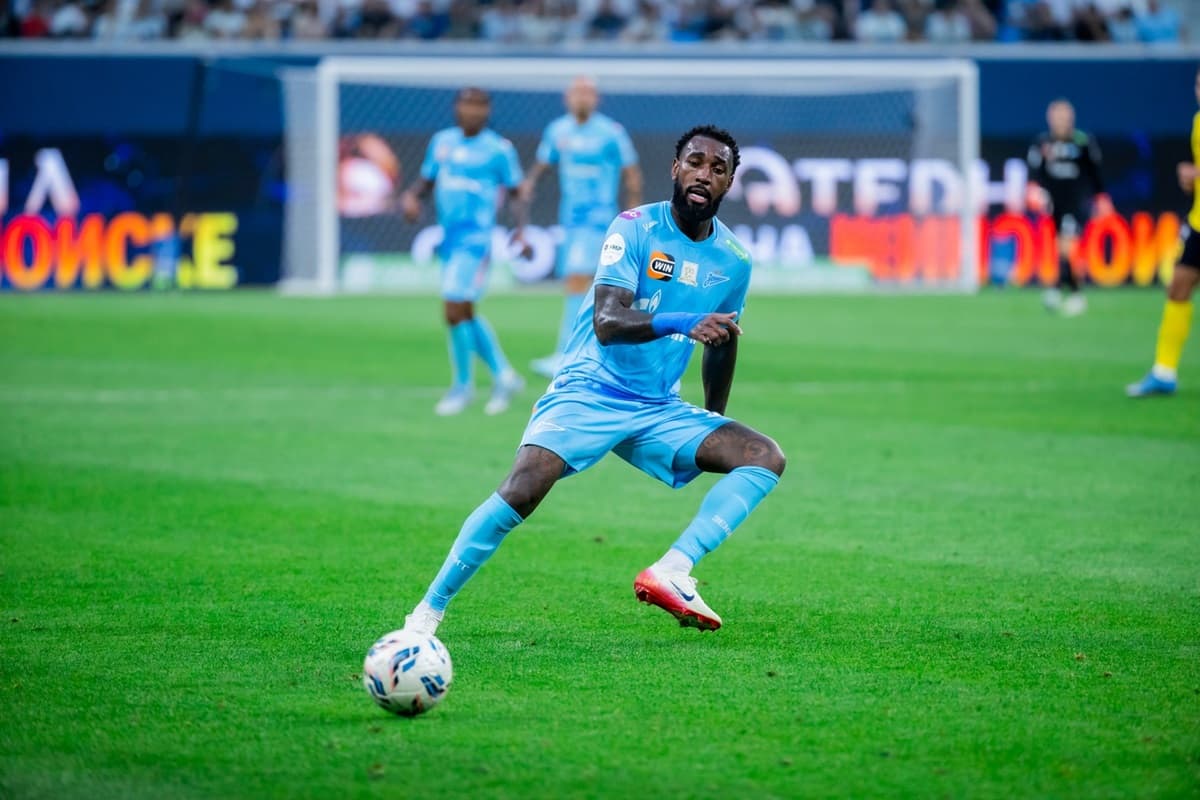 Gerson recebe a bola em jogo de estreia pelo Zenit