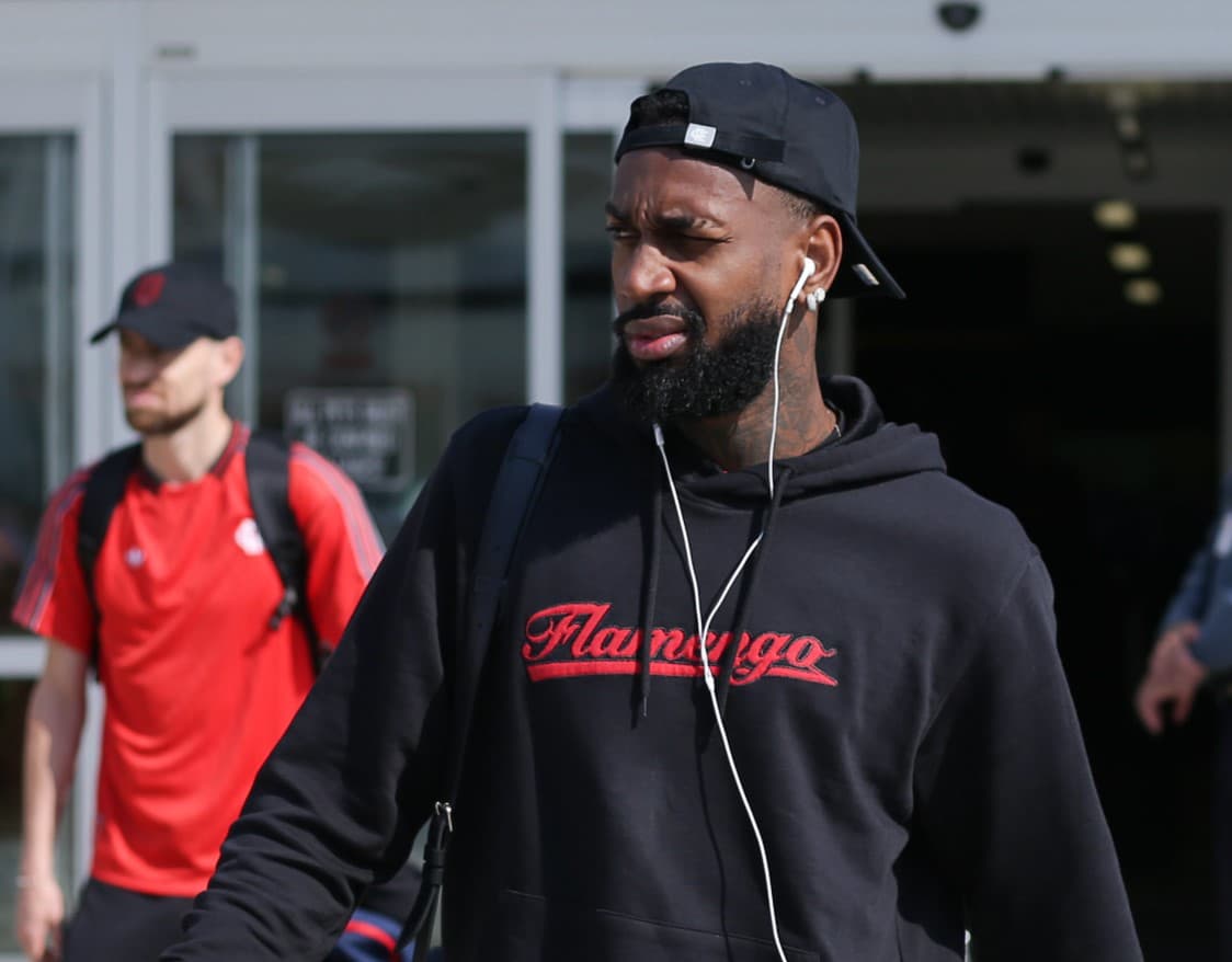 Gerson olha para os torcedores na chegada aos EUA para a Copa do Mundo de Clubes