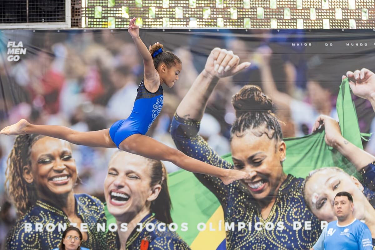 Irmãos Hypolito posam com crianças do Instituto e do Flamengo na Gávea