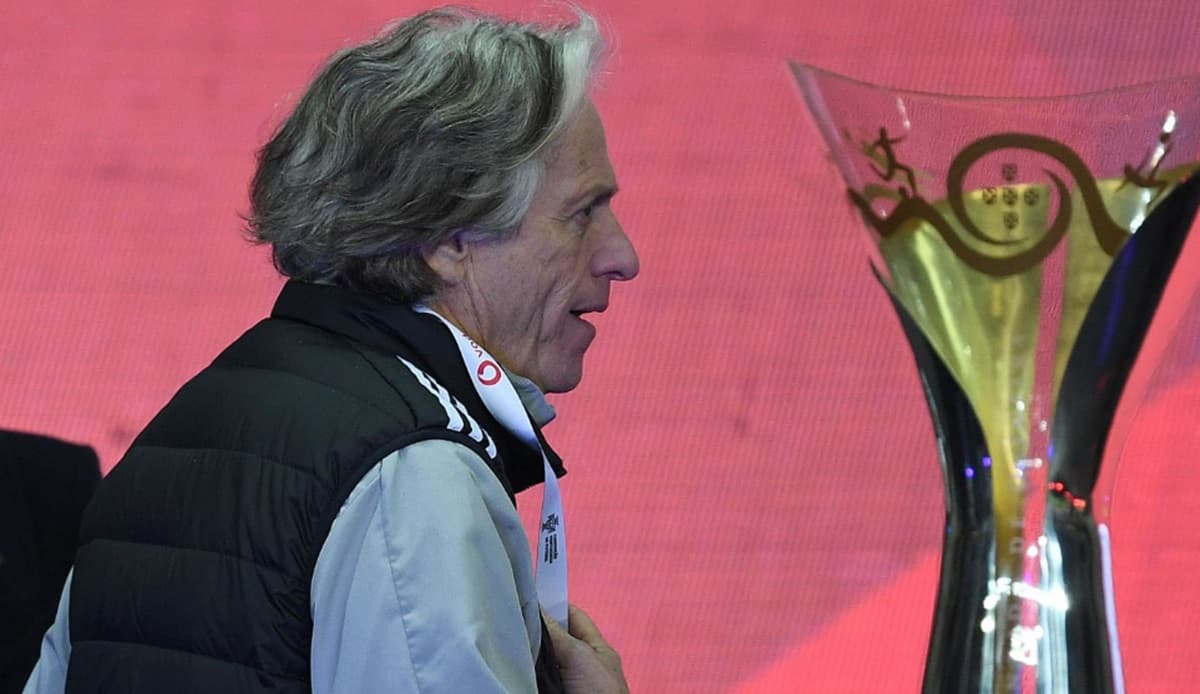 jorge jesus ex-flamengo com medalha em portugal