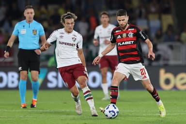 Jorginho do Flamengo disputa a bola com Agustín Canobbio do Fluminense durante a partida entre Flamengo e Fluminense no Brasileirão 2025 no Estádio do Maracanã em 20 de julho de 2025 no Rio de Janeiro, Brasil.