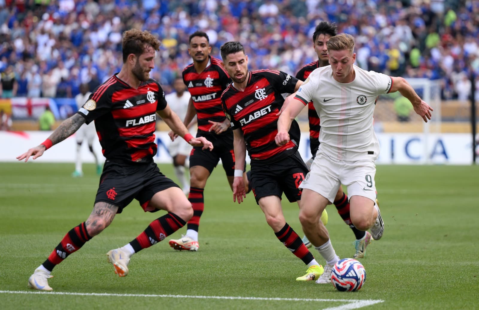 Jorginho e Danilo contra o Chelsea