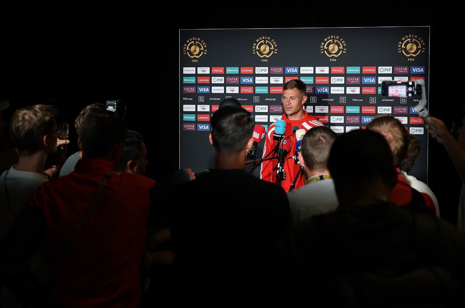 Joshua Kimmich #6 do FC Bayern München fala com a mídia durante uma coletiva de imprensa antes da partida 59 da Copa do Mundo de Clubes da FIFA 2025 entre Paris Saint-Germain e FC Bayern München no Estádio Mercedes-Benz em 4 de julho de 2025 em Atlanta, G