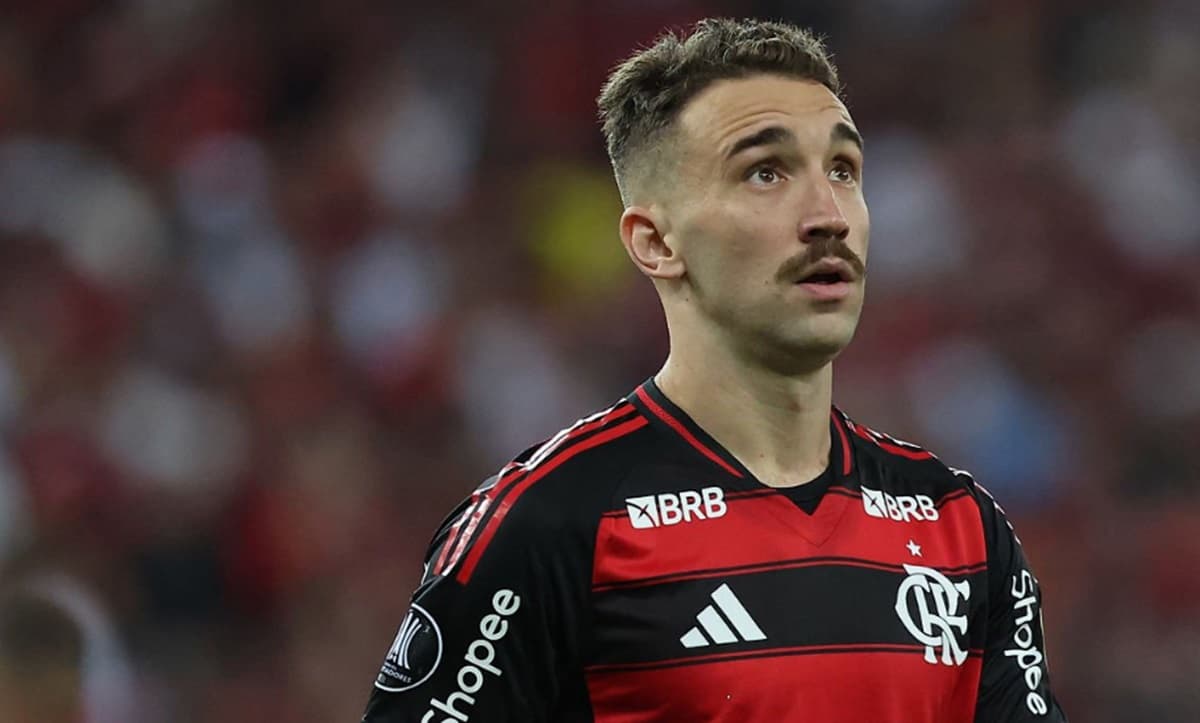 léo ortiz em jogo do flamengo no maracanã