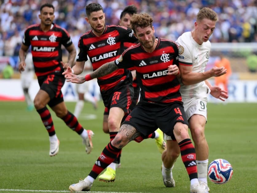Léo Pereira marcando Delap em Flamengo x Chelsea