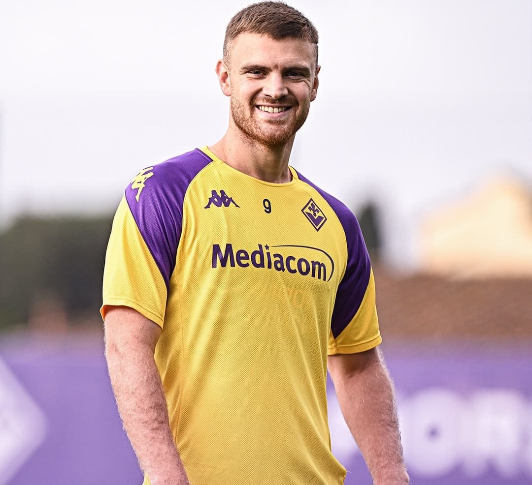 Lucas Beltran sorri durante treino da Fiorentina