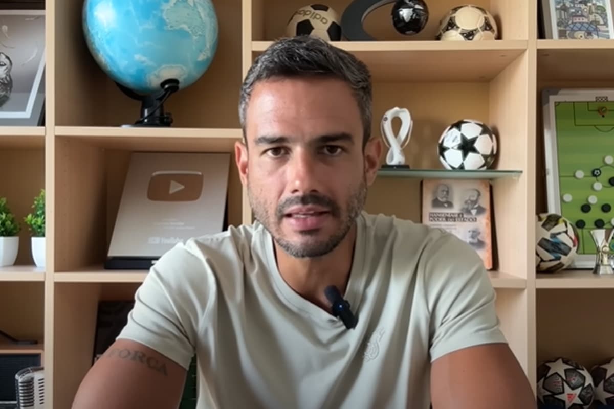 Marcelo Bechler durante vídeo no YouTube