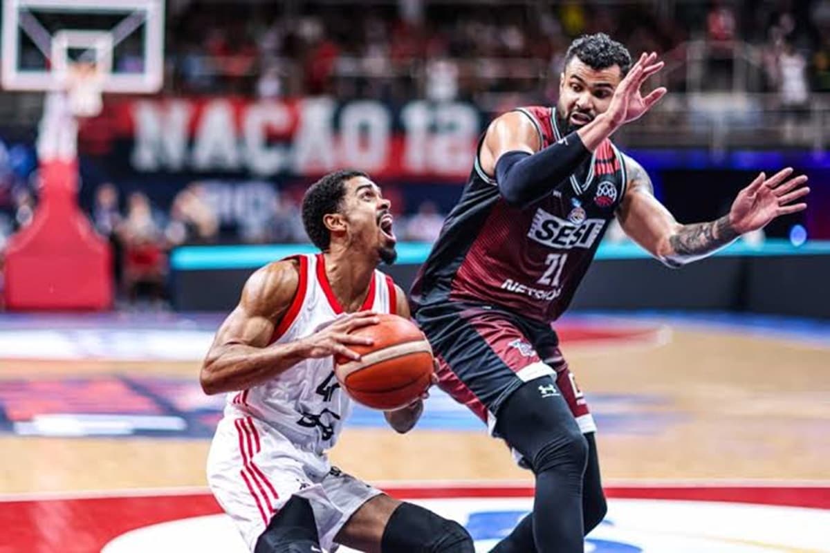 Wesley Castro disputa jogada em duelo contra o Flamengo no NBB